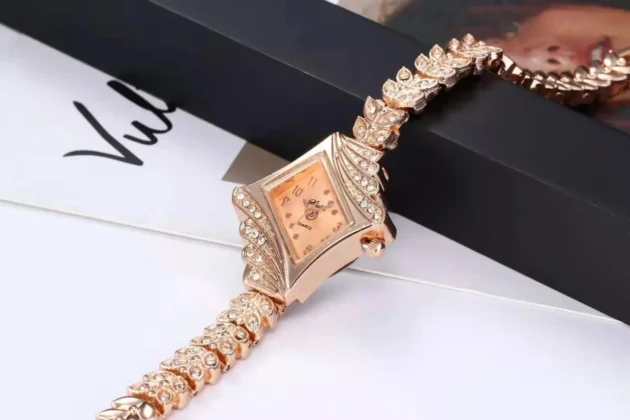 Elegant Dial Quartz Watch for Ladies with Vintage Steel Strap and Rhinestone Calendar Display - Image 6
